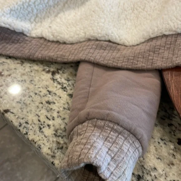 Splendid 95% cotton jacket withh faux Sherpa lining. So soft! Nice taupe. GUC! - Picture 8 of 10